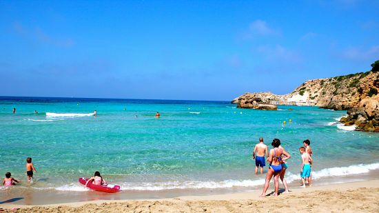 Cala Tarida, einer der besten Orte, um mit der Familie auf Ibiza zu genießen