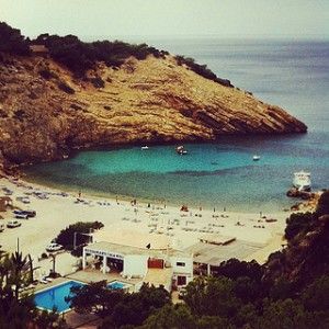 Cala Es Moli, sand, calm and fun in Ibiza