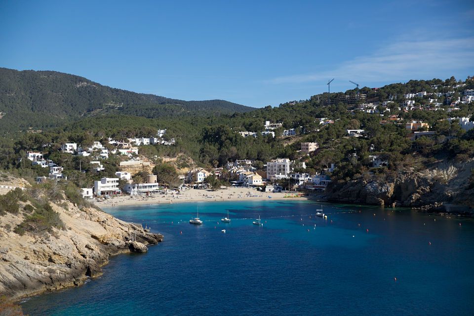Cala Vadella, eine ruhige Meeresbucht auf Ibiza