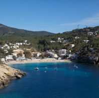 Cala Vadella, eine ruhige Meeresbucht auf Ibiza