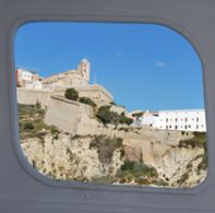 Eine Tour durch Ibiza, entdecken Sie die berühmten Mauern von Dalt Vila