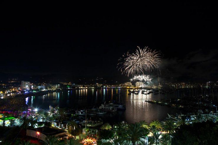 Fireworks in honor of San Ciriaco, easily accessible to the center of Ibiza with Aquabus