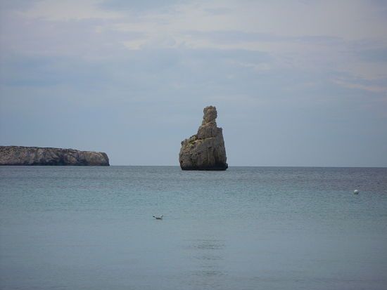 Benirràs: un particolare “dito di Dio”, tramonti e tamburi