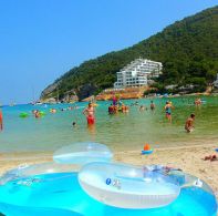 Cala Llonga auf Ibiza, der perfekte Ort, um mit der Familie zu sein