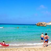 Cala Tarida, einer der besten Orte, um mit der Familie auf Ibiza zu genießen