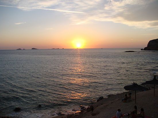 Discover Cala d’Hort: a beach of white sand and crystal-clear waters