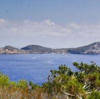 Conoce la playa de Es Figueral y el islote de Tagomago