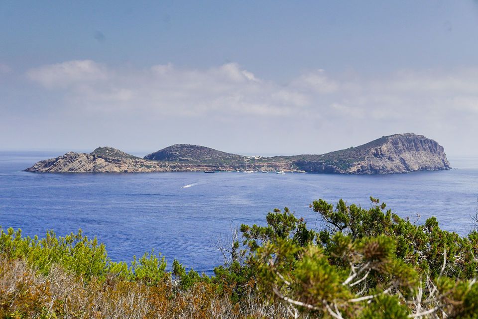 Conoce la playa de Es Figueral y el islote de Tagomago